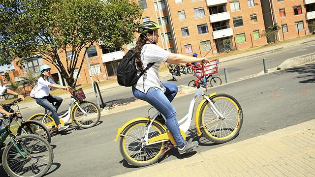 Mujer en bici - Foto: Prensa Alcaldía Mayor de Bogotá / Diego Bauman