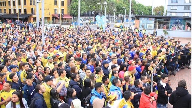 Muchos hinchas se congregaron en las pantallas para ver el partido