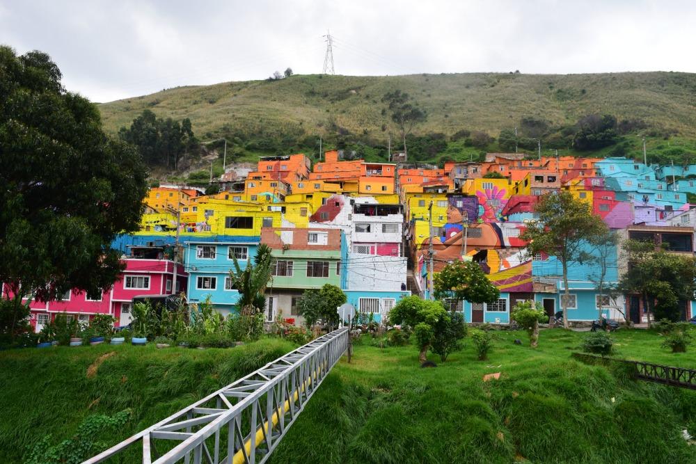 Mural en el barrio Las Puentes. Familias enteras trabajaron en su creación por dos meses. 