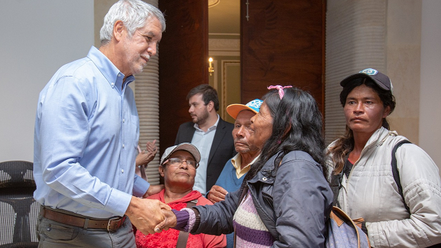 Alcalde reunido con los vendedoes de maíz de la Plaza de Bolívar - Foto: Alcaldía Bogotá