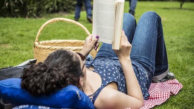 Picnic literario, una jornada de letras, música y aire puro. Foto: Jardín Botánico de Bogotá