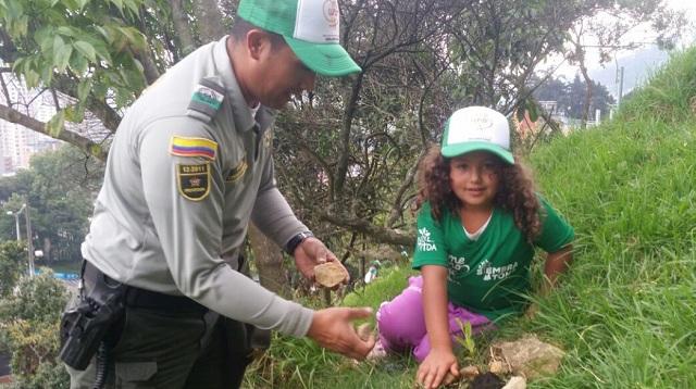 Policía siembra árboles - FOTO: Prensa MEBOG