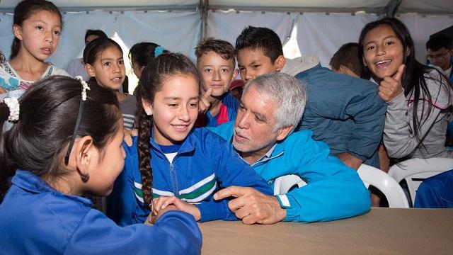 Entrega de lote en Ciudad Bolívar - Foto: Alcaldía Mayor de Bogotá