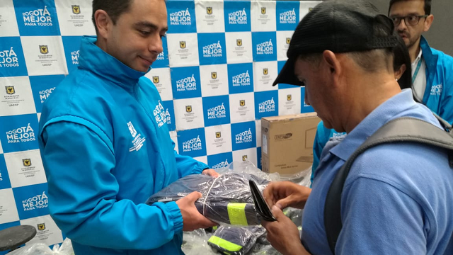 Entrega de dotación a recicladores de oficio en Bogotá - Foto: UAESP