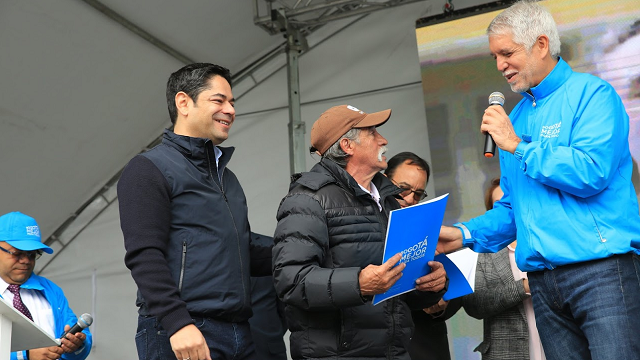 Habitantes de El Amparo recibiendo sus títulos de propiedad - Foto: Secretaría de Hábitat