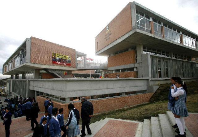 Colegio del distrito que abre sus puertas para dar inicio a la jornada escolar