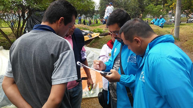 Funcionarios del Distrito atendiendo a ciudadanos venezolanos en Bogotá