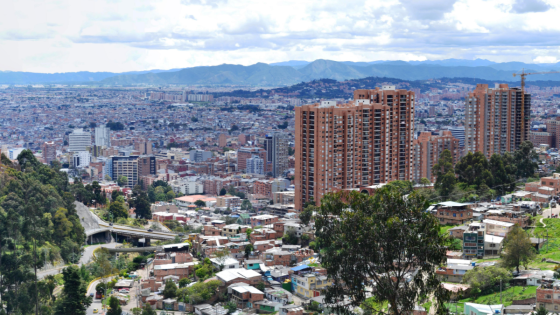 Panorámica de Bogotá en un día soleado.