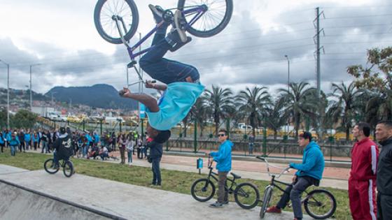 Joven en bicicleta