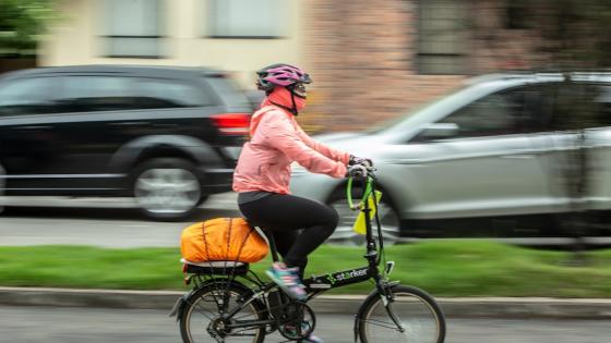 mujer en bicicleta en el día sin carro en Bogotá 