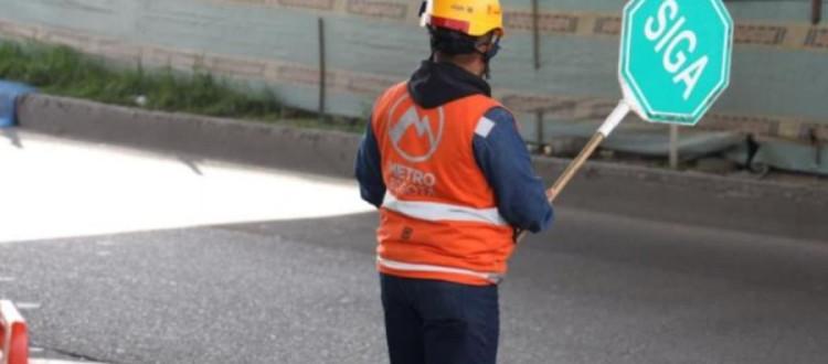 Auxiliar de tráfico de construcción - Foto: Metro de Bogotá