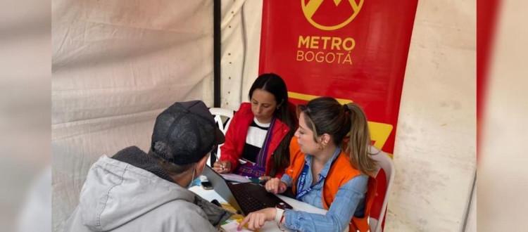 Funcionarios de Metro atendiendo a un ciudadano Foto: Empresa Metro de Bogotá.