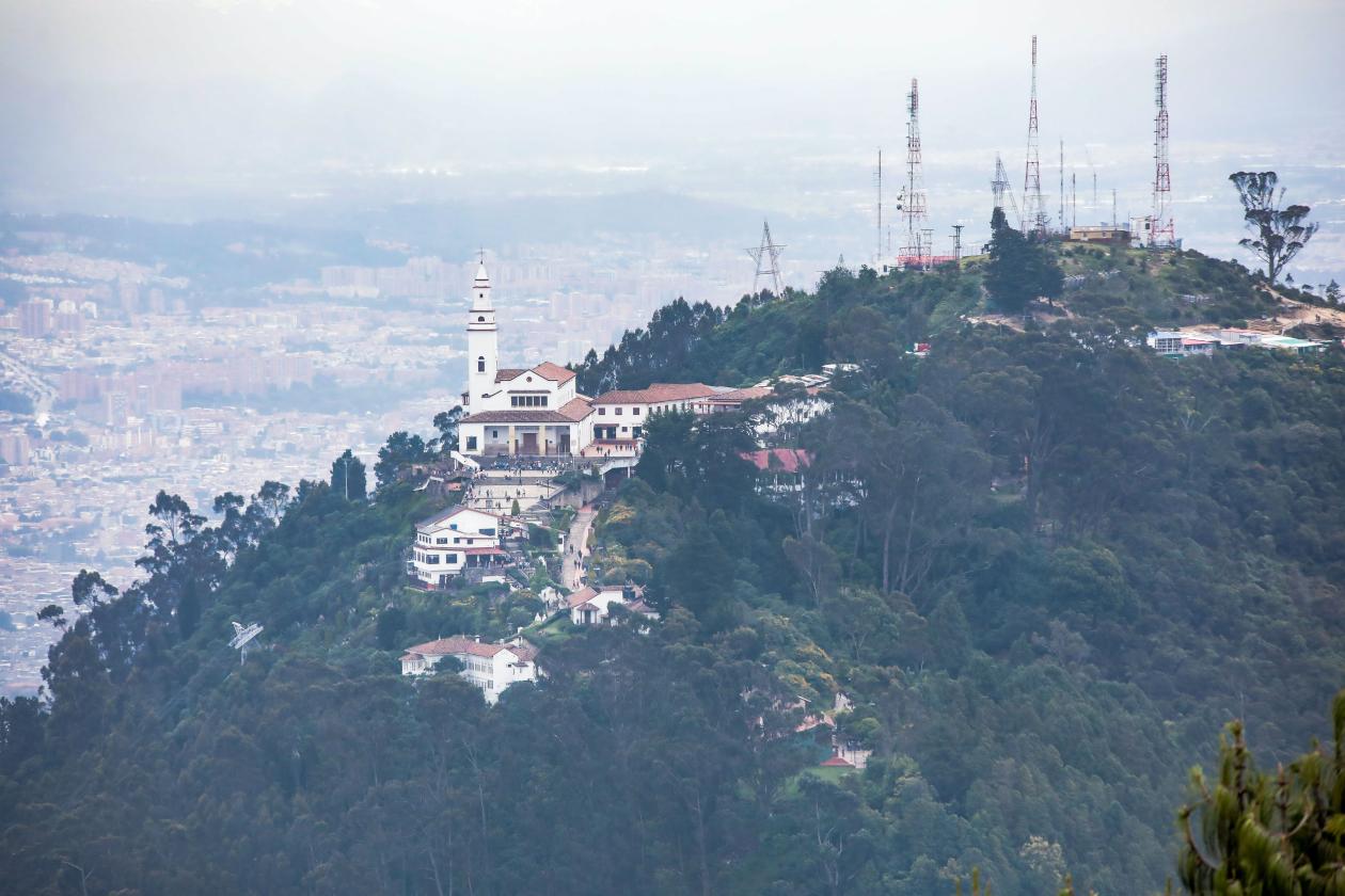 Fotografía panorámica del cerro de Monserrate