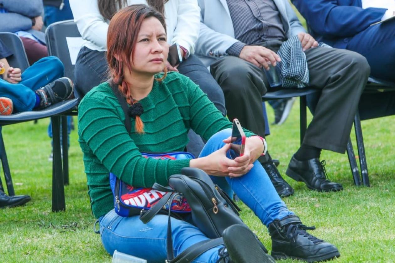 Fotografía de una mujer durante una socialización del Plan de Desarrollo Distrital