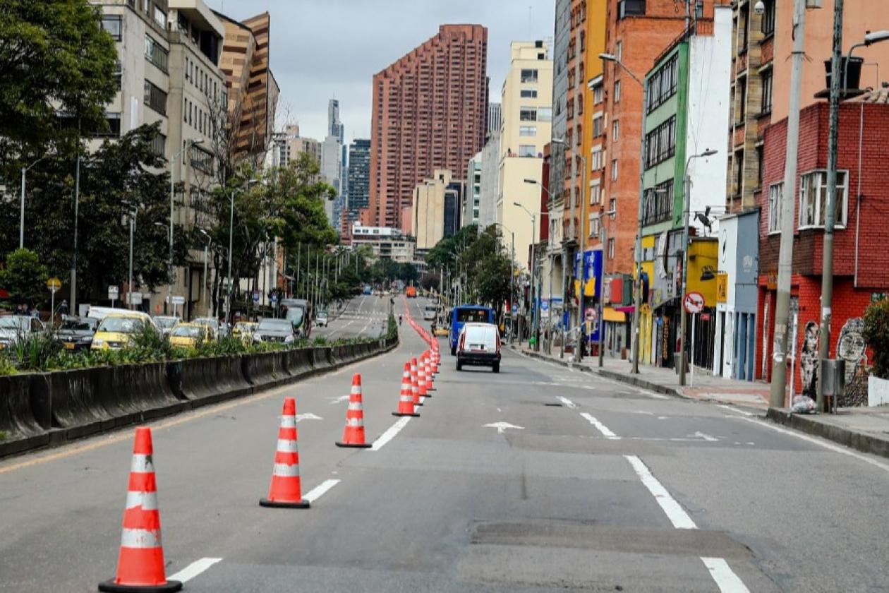 Fotografía de la carrera séptima desocupada durante la cuarentena.