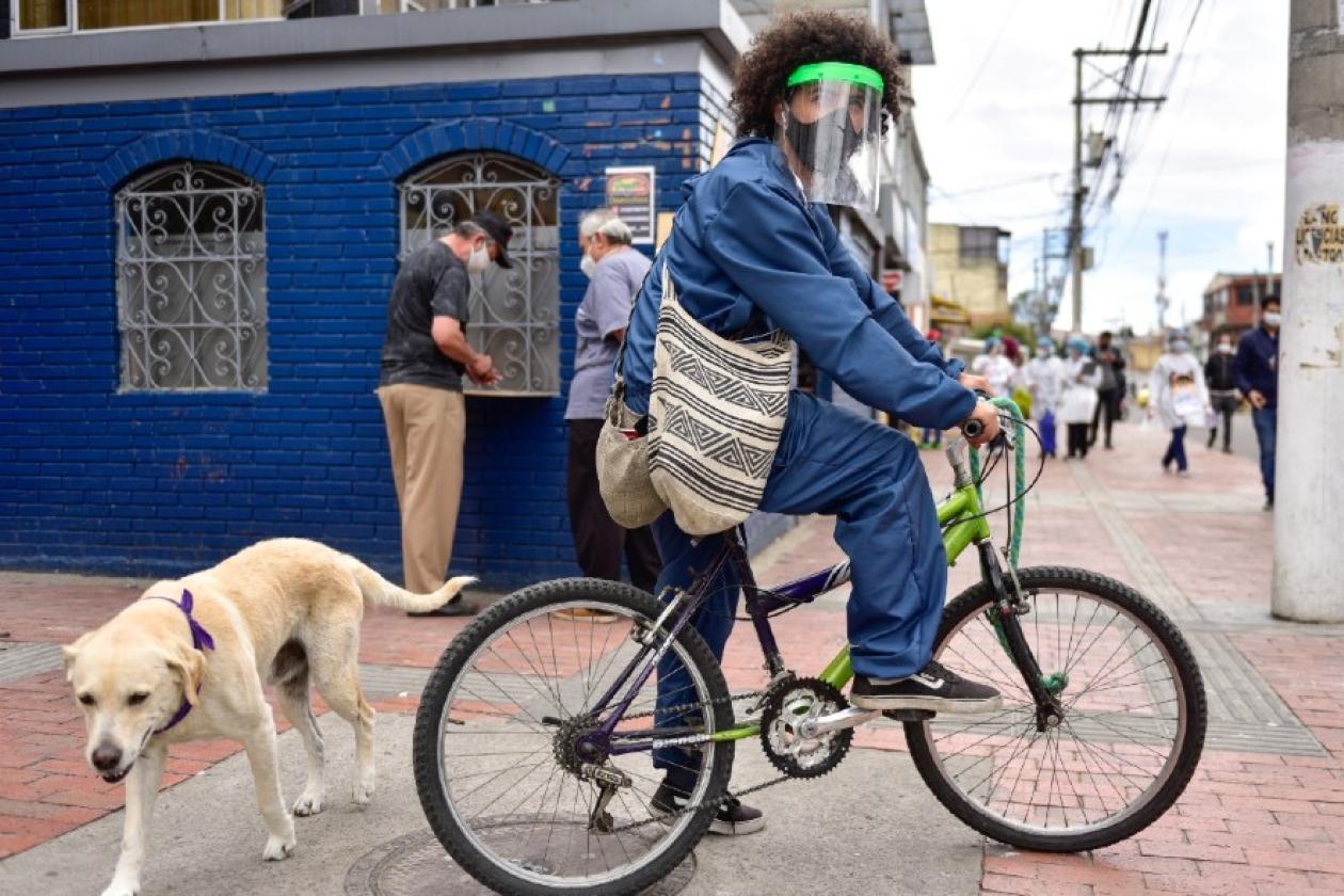 Persona en una bicicleta.