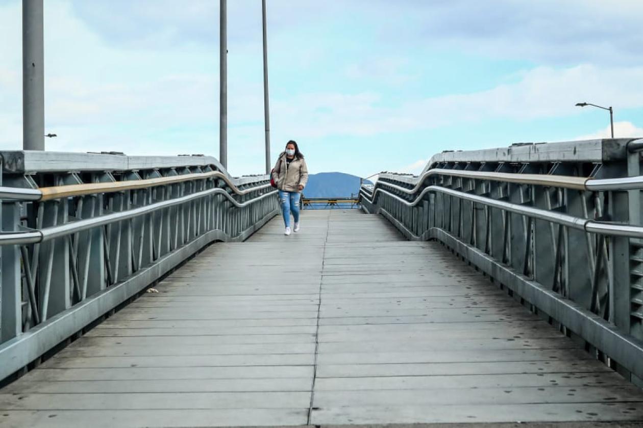 Mujer en puente peatonal.