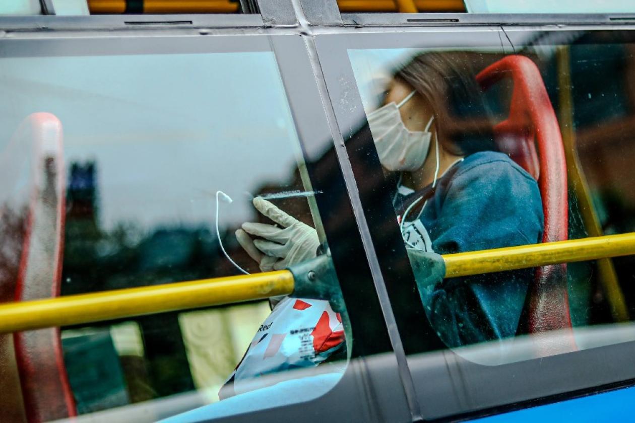 Persona con tapabocas en TransMilenio