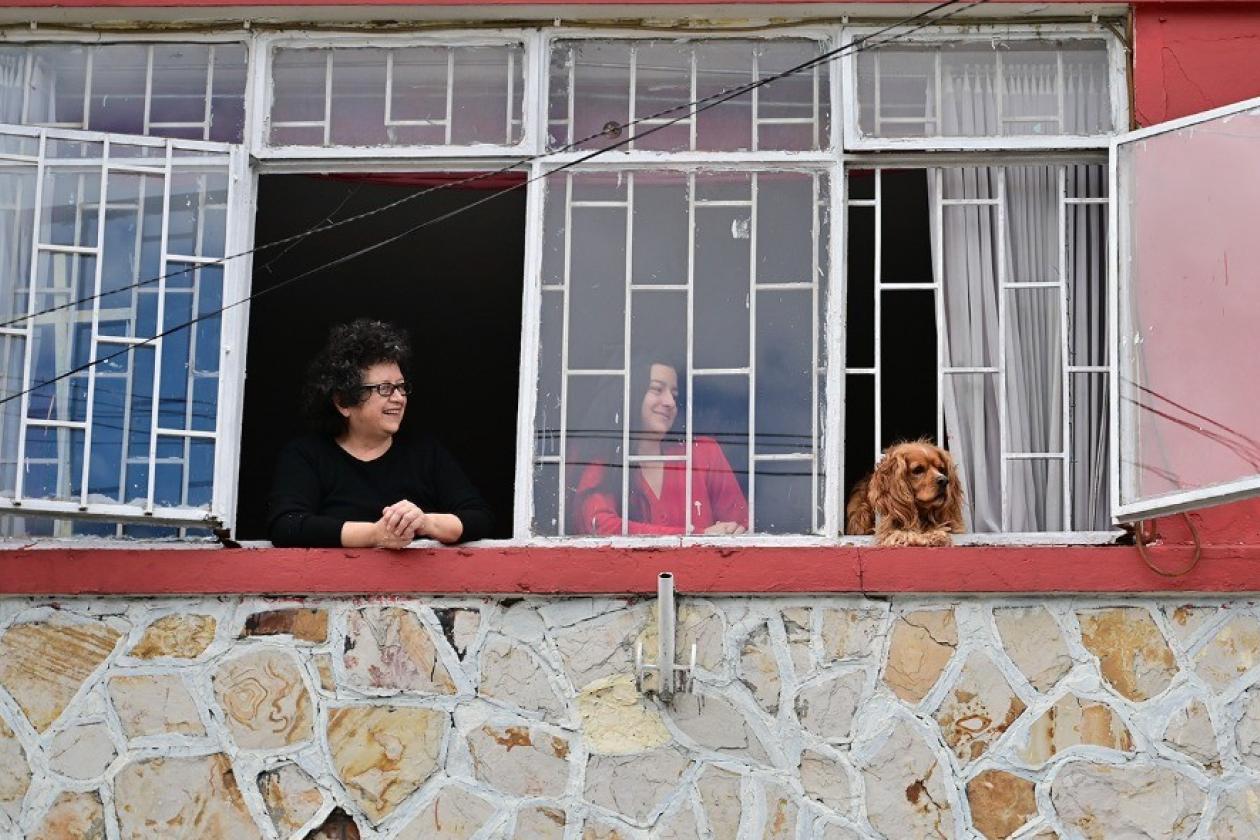 Personas en una ventana