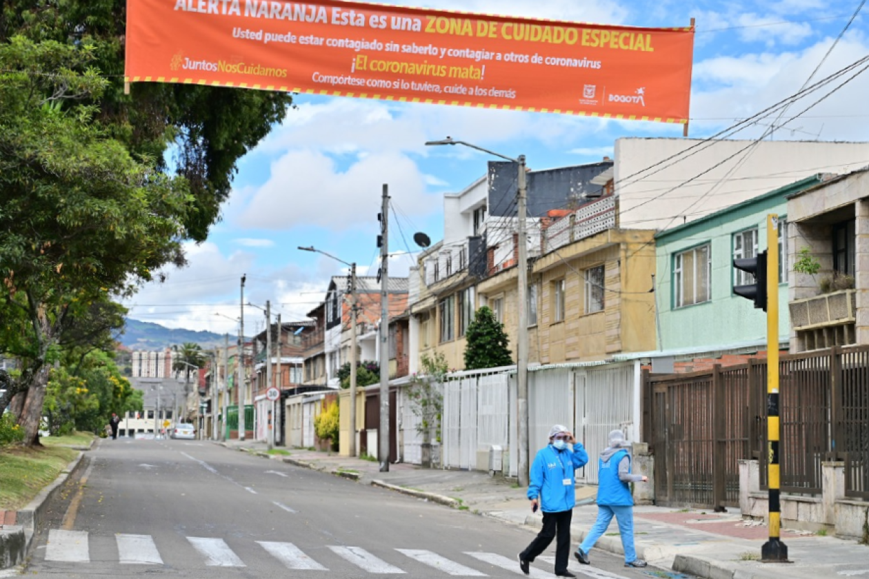 Fotografía de una calle con advertencia de zona de cuidado especial.