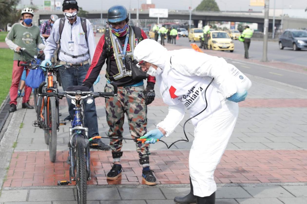 Persona limpinado bicicletas