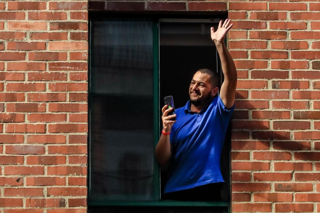 Persona en una ventana.