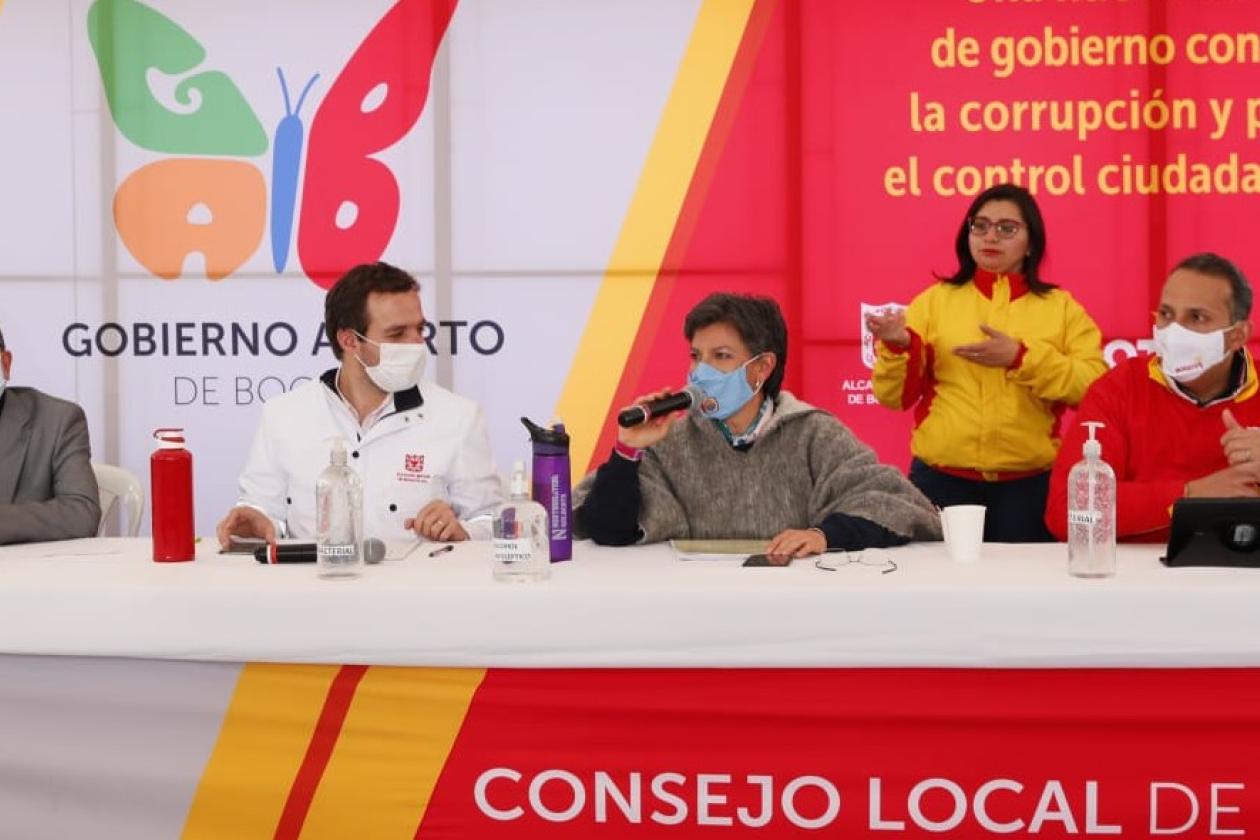 Alcaldesa junto al Secretario de Gobierno y el alcalde local.