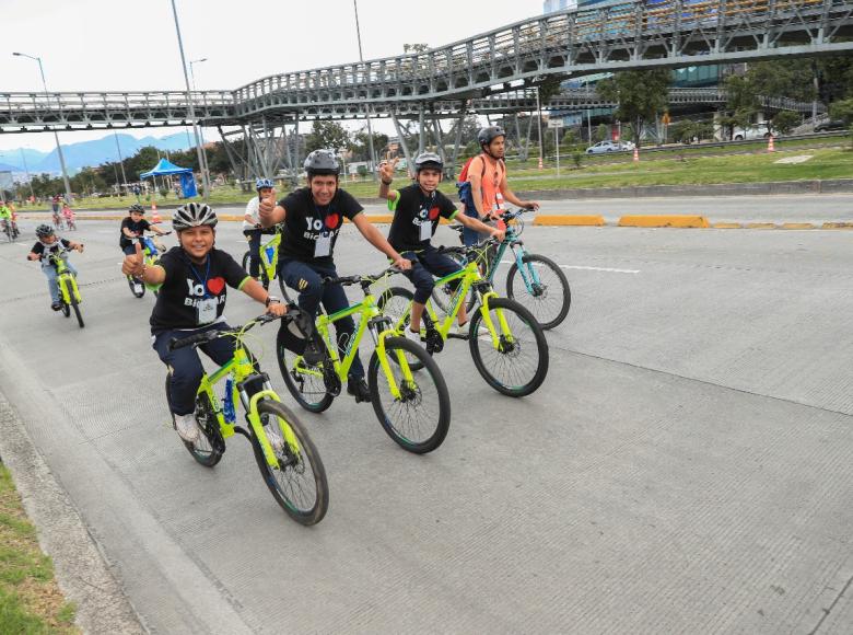 Saludos de los asistentes a la BiciCar, quienes llevaban camisas alusivas al evento ciclístico.