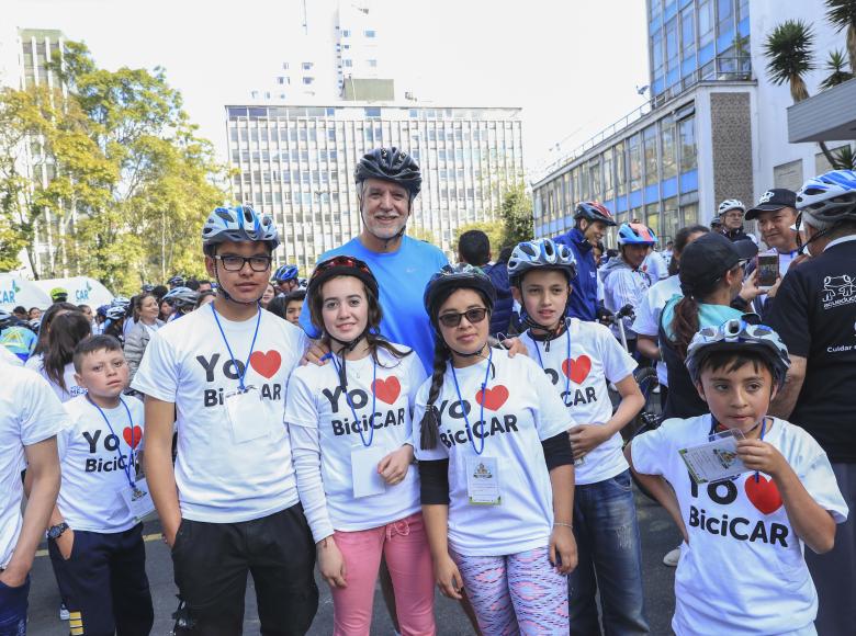 Niños y niñas fueron acompañados por el alcalde Enrique Peñalosa en la BiciCar.