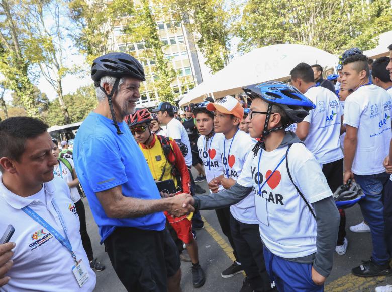 "La bicicleta es un medio maravilloso para construir una sociedad más igualitaria", dijo en la BiciCar el alcalde Enrique Peñalosa.