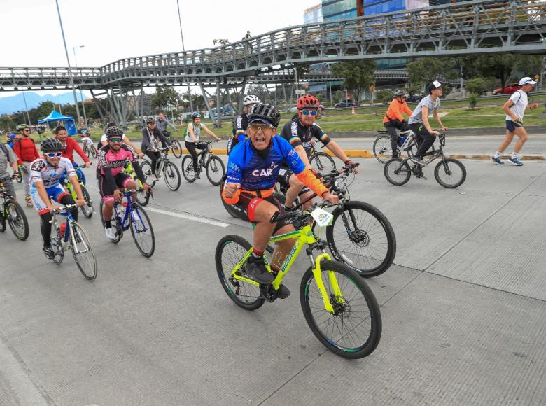 ‘Cochise’ Rodríguez saluda al público durante la BiciCar celebra este domingo 9 de diciembre en Bogotá.