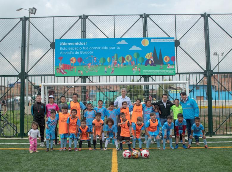 Los niños sumaron al alcalde Enrique Peñalosa como uno más del equipo - Foto: Alcaldía de Bogotá.