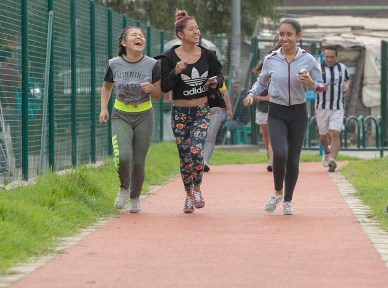 Pista de trotar y senderos peatonales rodean las zonas verdes del parque - Foto: Alcaldía de Bogotá.