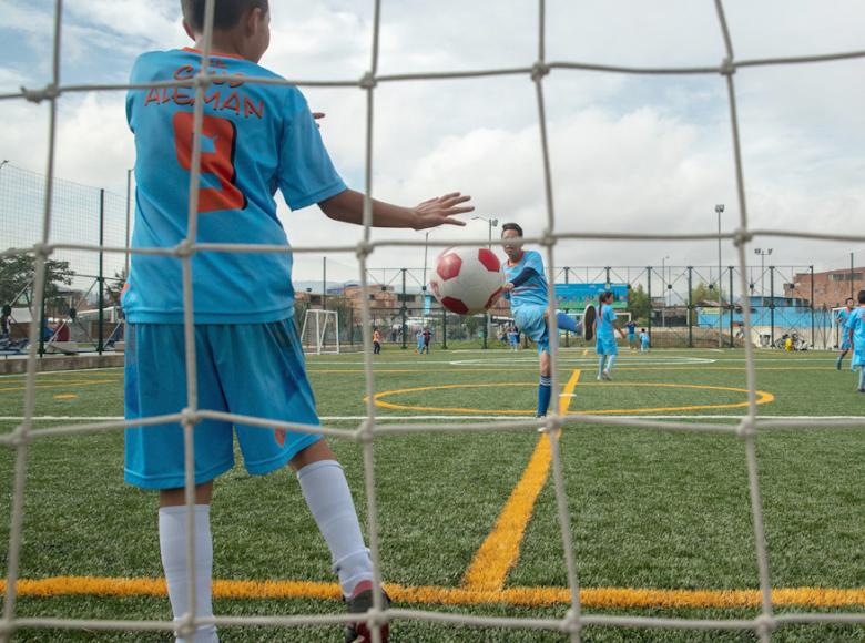 La escuela de fútbol tiene ahora la cancha ideal para entrenar los jóvenes talentos - Foto: Alcaldía de Bogotá.