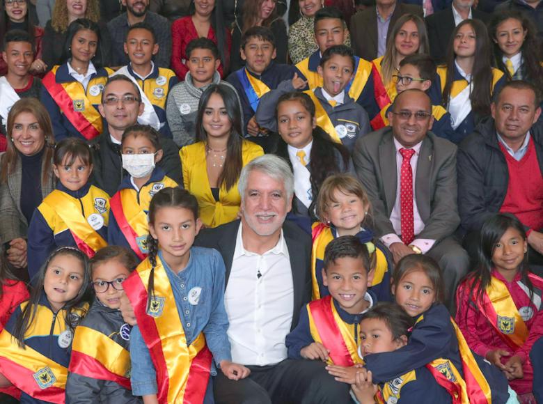 El alcalde Enrique Peñalosa compartió con los "pequeños alcaldes" de cada curso el sentido de la responsabilidad en la inauguración - Foto: Alcaldía de Bogotá.