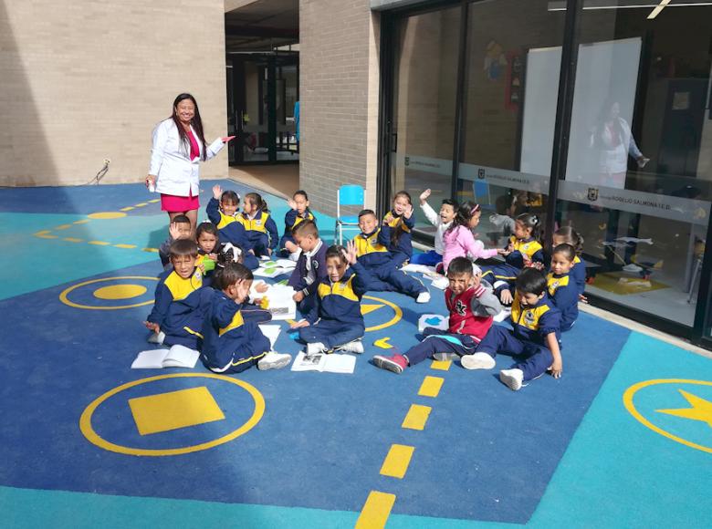 Ahora pueden elegir, clase adentro en el salón o afuera disfrutando de un buen día - Foto: Alcaldía de Bogotá.