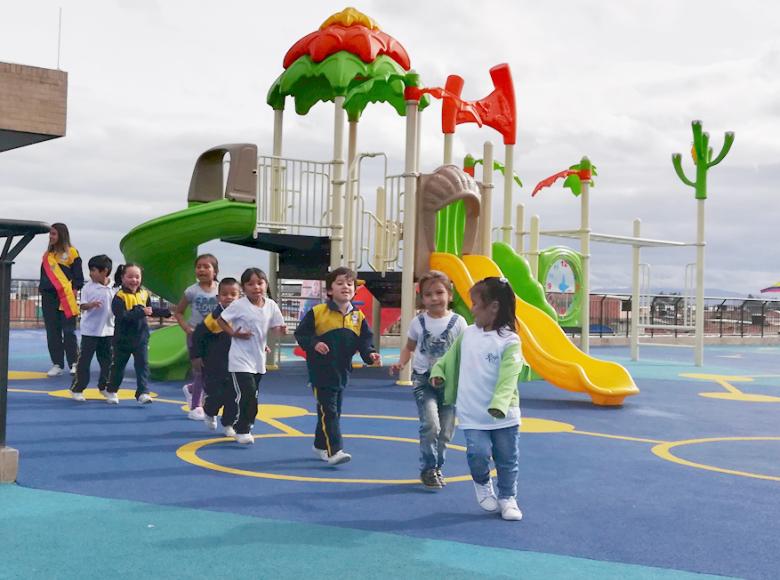 Los más pequeños disfrutan de un día de fiesta, el nuevo colegio Rogelio Salmona es una realidad - Foto: Alcaldía de Bogotá.