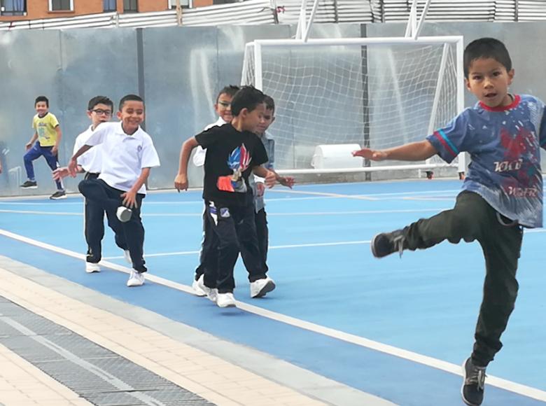 Canchas sintéticas de uso múltiple permiten que el deporte fomente los buenos hábitos de los más chicos - Foto: Alcaldía de Bogotá.