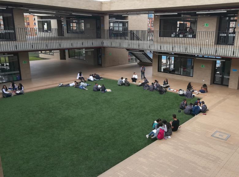 Un paisaje amable y diferente encuentran los 720 estudiantes de bachillerato en sus jornada de cada día - Foto: Alcaldía de Bogotá.