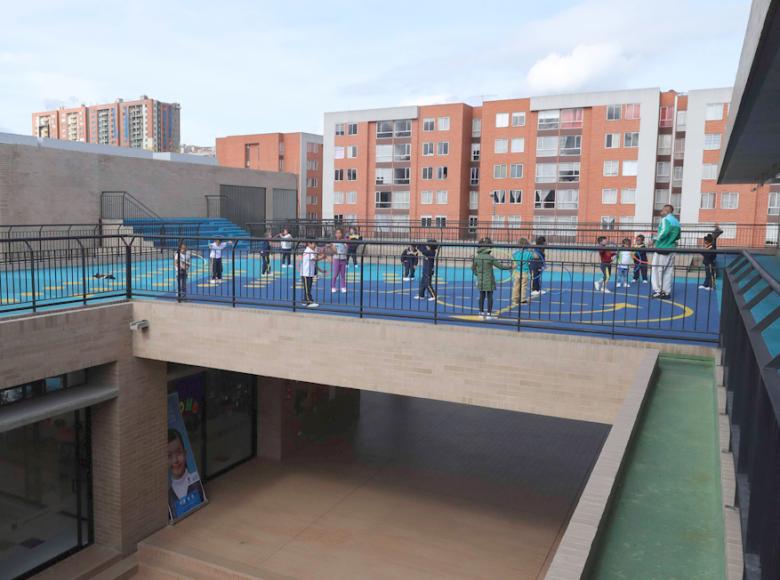 El diseño del colegio resalta el aprovechamiento de espacios al aire libre - Foto: Alcaldía de Bogotá.