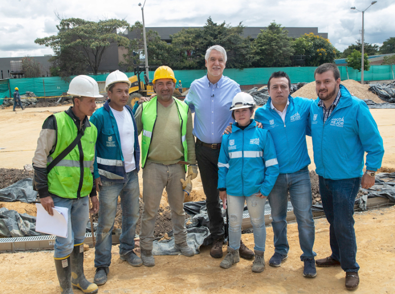 El alcalde Enrique Peñalosa y Pedro Molano director del IDRD agradecieron al grupo de trabajo por su labor - Foto: Alcaldía de Bogotá.