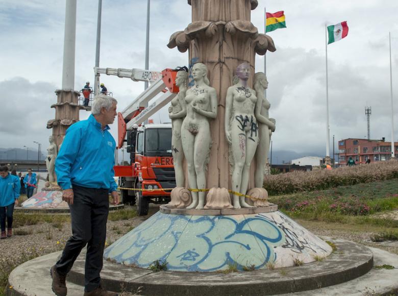 Alcalde Enrique Peñalosa observa detalladamente las marcas del vandalismo sobre una de las esculturas - Foto: Alcaldía de Bogotá.