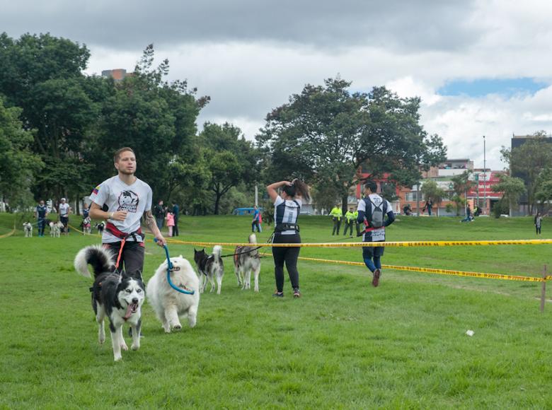 El Festival del río Fucha recibió la visita de mascotas y sus dueños - Foto: Alcaldía de Bogotá.