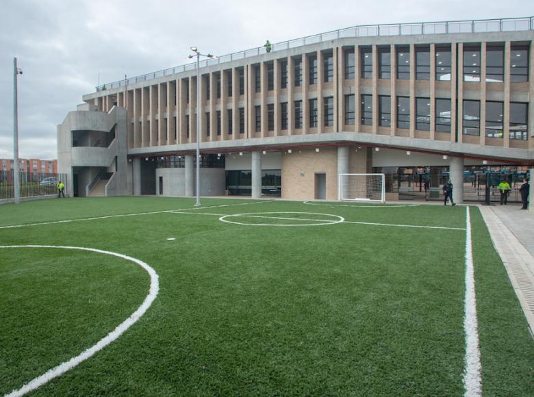 Esta es la otra cancha sintética que tendrán a disposición los 1.980 alumnos del colegio Bicentenario de la Independencia - Foto: Alcaldía de Bogotá.