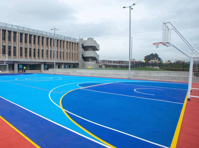 Esta es una de las cancha sintéticas del colegio Bicentenario de la Independencia - Foto: Alcaldía de Bogotá.