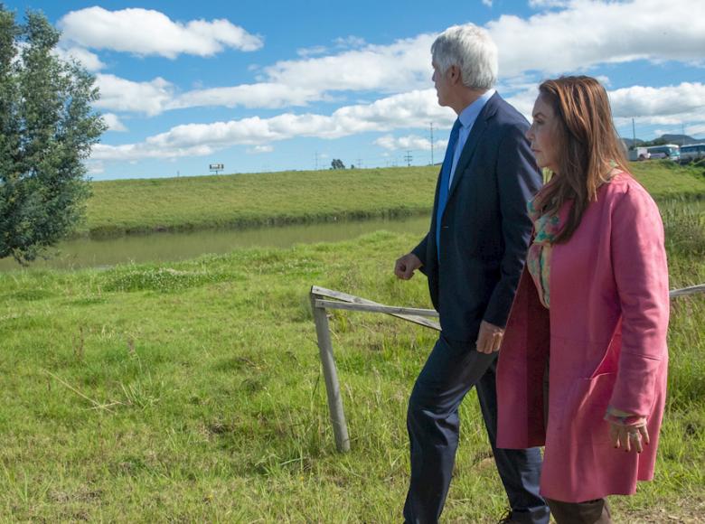 Alcalde Enrique Peñalosa y la magistrada Nelly Yolanda Villamizar recorren zonas aledañas al río Bogotá - Foto: Alcaldía de Bogotá.