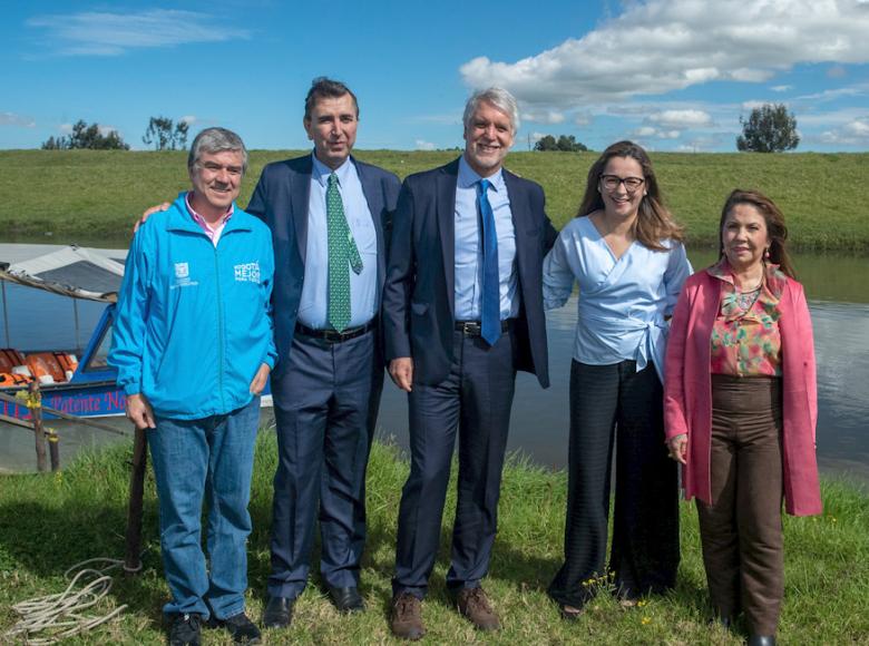 Alcalde Enrique Peñalosa, director de CAR, secretario de Ambiente y Directora de Acueducto en la foto que sella el convenio - Foto: Alcaldía de Bogotá.