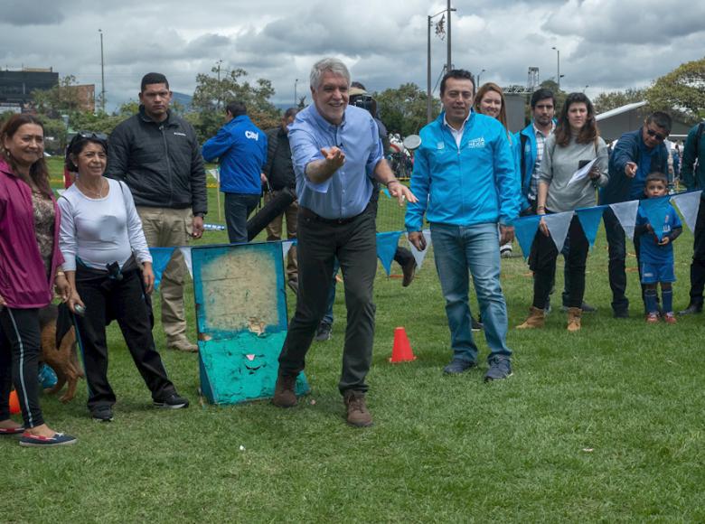 El alcalde Enrique Peñalosa compartió de juegos tradicionales - Foto: Alcaldía de Bogotá.