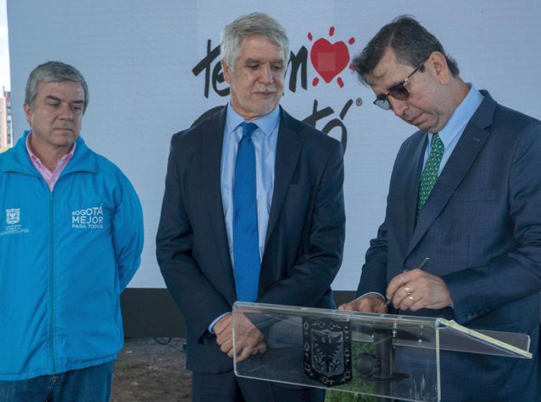 Néstor Franco, director de la Car, en la firma del convenio en presencia del alcalde Enrique Peñalosa - Foto: Alcaldía de Bogotá.