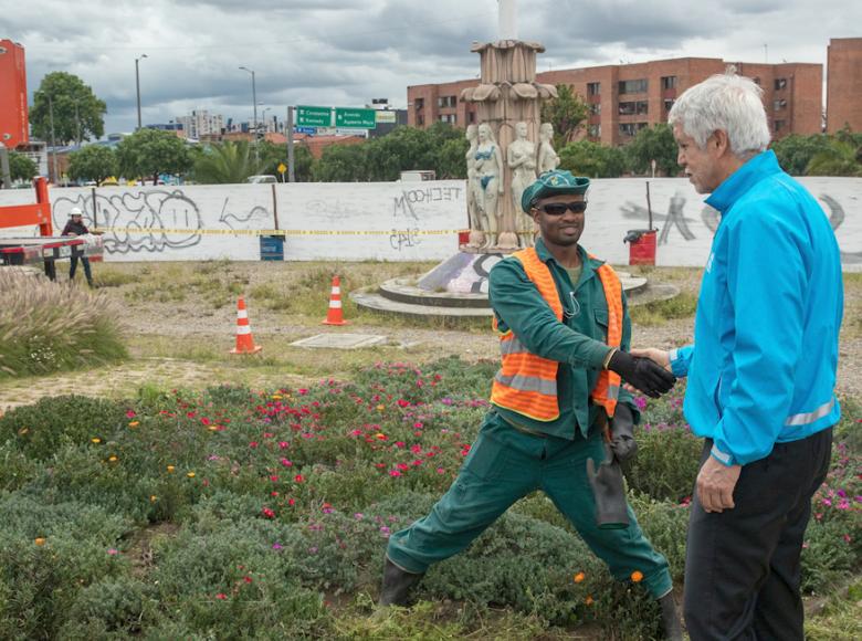 Enrique Peñalosa charla con miembro del equipo de trabajo que está dedicado a la recuperación de las zonas verdes - Foto: Alcaldía de Bogotá.